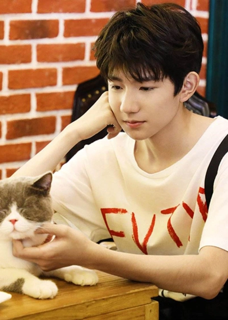 王源的生活照和时尚街拍,阳光帅气,最后一张网友表情亮了?