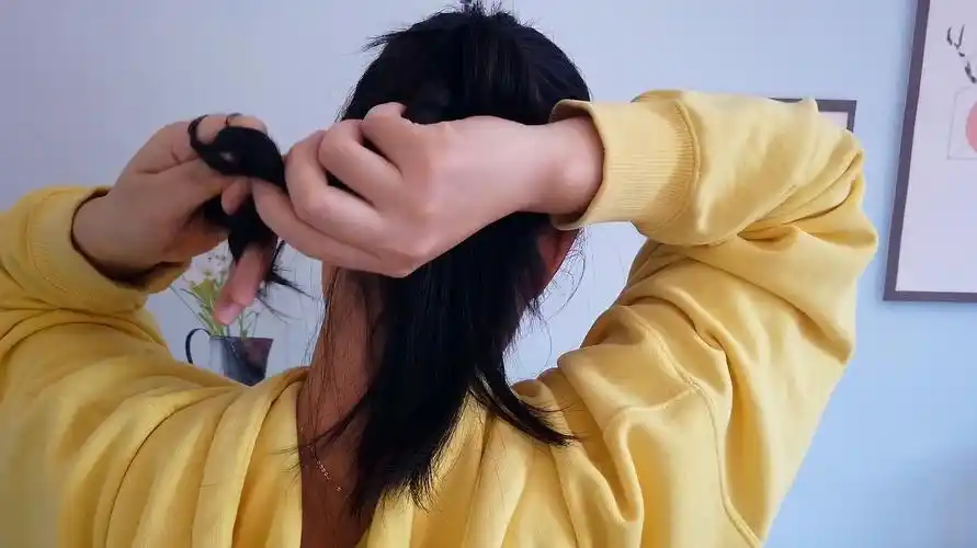 简单精致的扎发发型,非常适合上班一族的女生