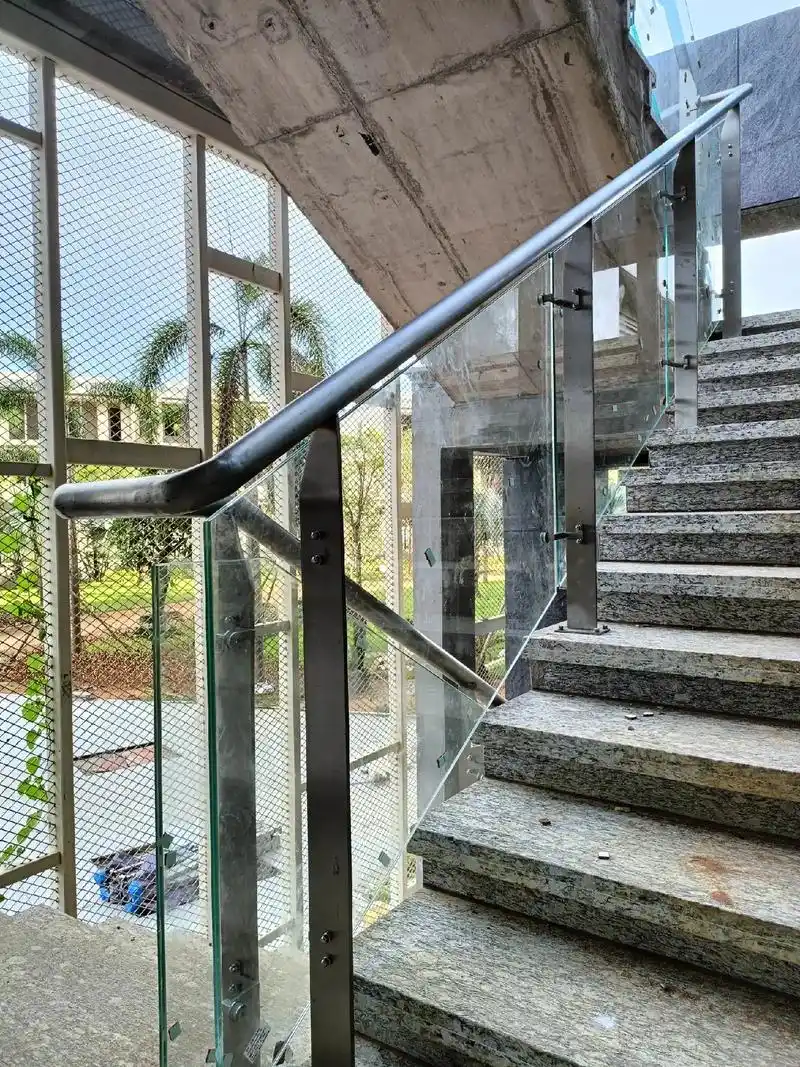 银滩华邑度假酒店刀片立柱玻璃扶手完工,其立柱如刀片般纤细而坚韧