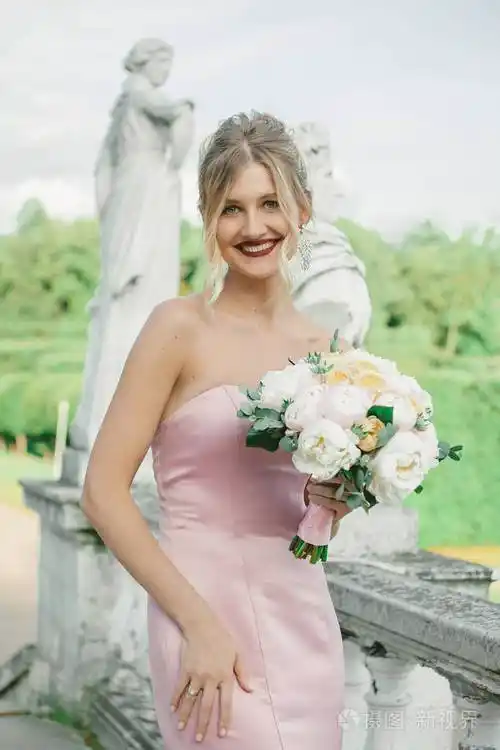 年轻漂亮的现代新娘时尚化妆与发型她手里拿着牡丹花束的肖像