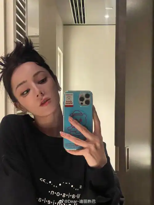 迪丽热巴公开行程受期待手捧金桔显喜庆嘟嘴卖萌宛如少女