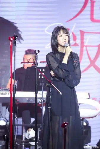 组图:谢春花亮相新专辑音乐分享会 穿黑色纱裙深情献唱_高清图集_新浪