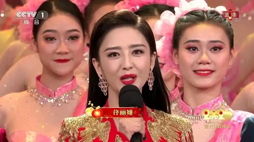 演员佟丽娅首次主持春晚,大气端庄