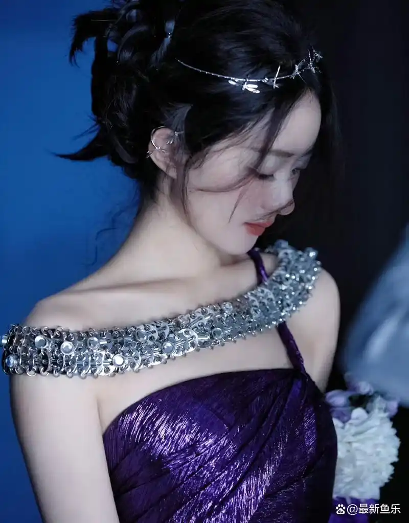 赵丽颖时尚芭莎雪祭司神女妆氛围感十足,神级表现力令人惊叹