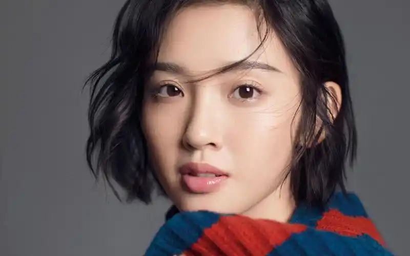 短发美女唐艺昕气质写真