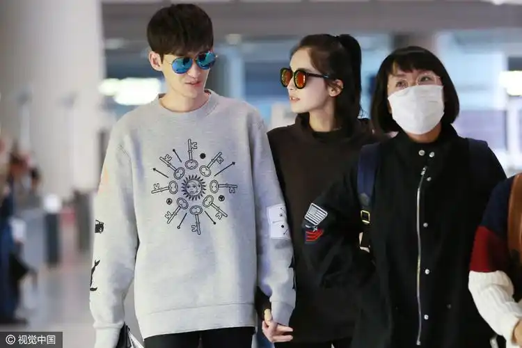 娜扎潮范现身还有胸 与张翰合体一路牵手发狗粮