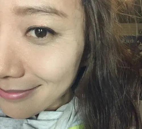 王珞丹晒素颜与扮老妆照 :想到年老就心酸