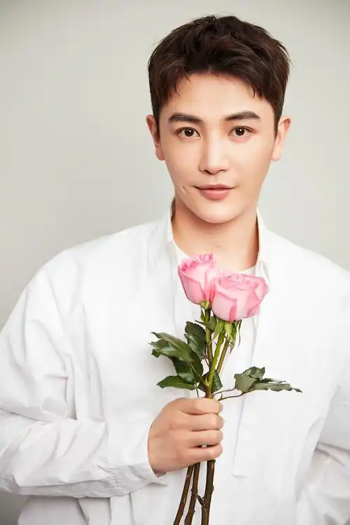 孙坚女友视角写真鲜花衬衫网友:想拥有系列