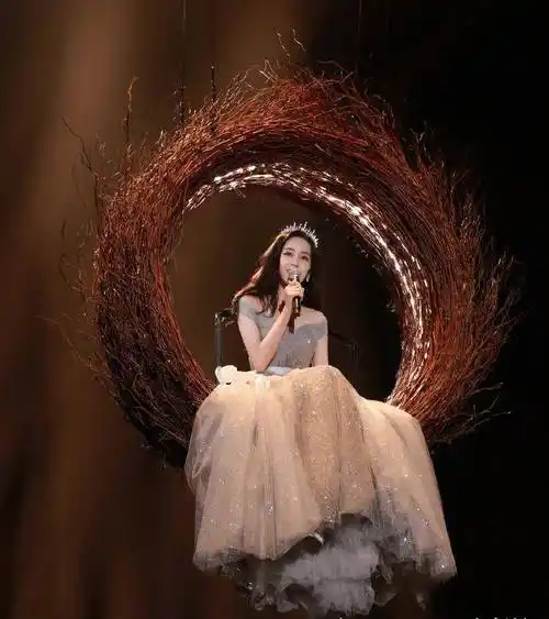 迪丽热巴鸟巢造型精修图,纱网星空礼服配皇冠,确定不是真公主?