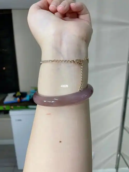 水光灵动的玛瑙手镯