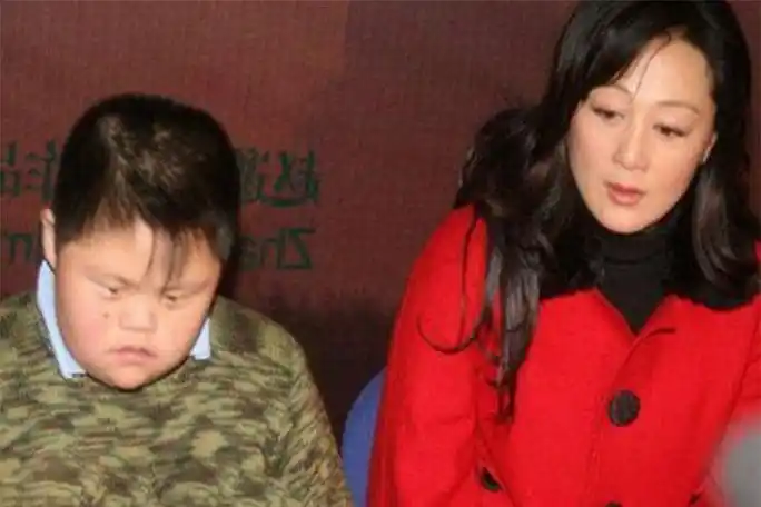 56岁王姬一家近况,女儿精通7国语言才貌双全,儿子成终生遗憾