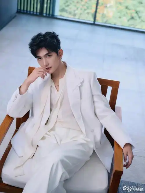 78绝美白色西装杨洋,穿搭魅力挡不住!