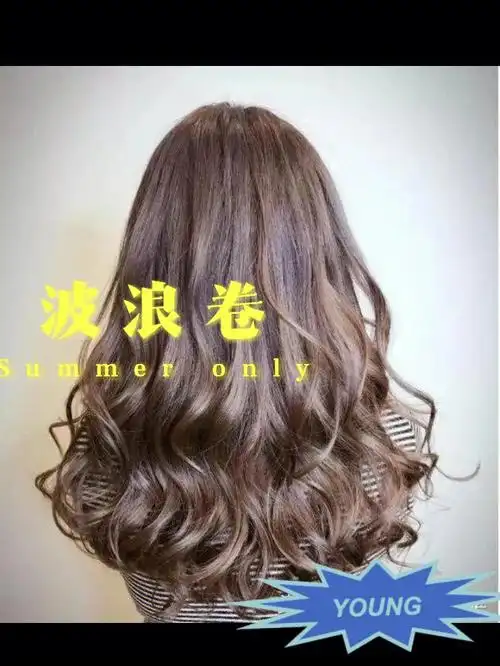 这款卷发的卷度特别时尚,呈现出不规则的波浪纹理,从背后看真的一下子