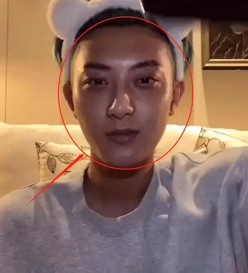 原创黄子韬素颜直播,当脸凑近镜头那一刻,27岁皮肤状态我没看错?