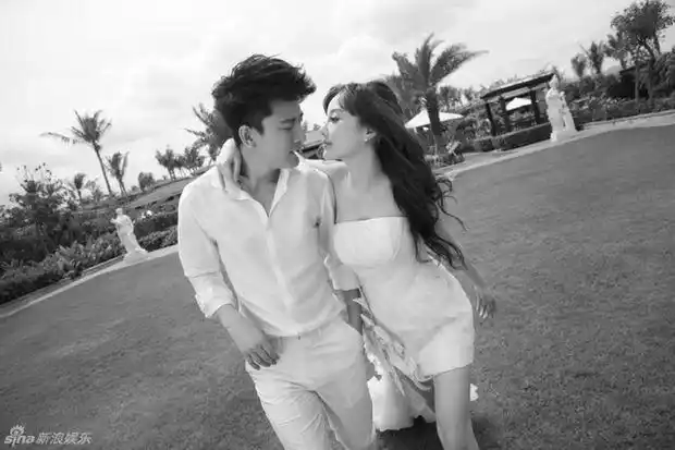 贾乃亮李小璐另类黑白婚纱照 温情对视展谜样魅力