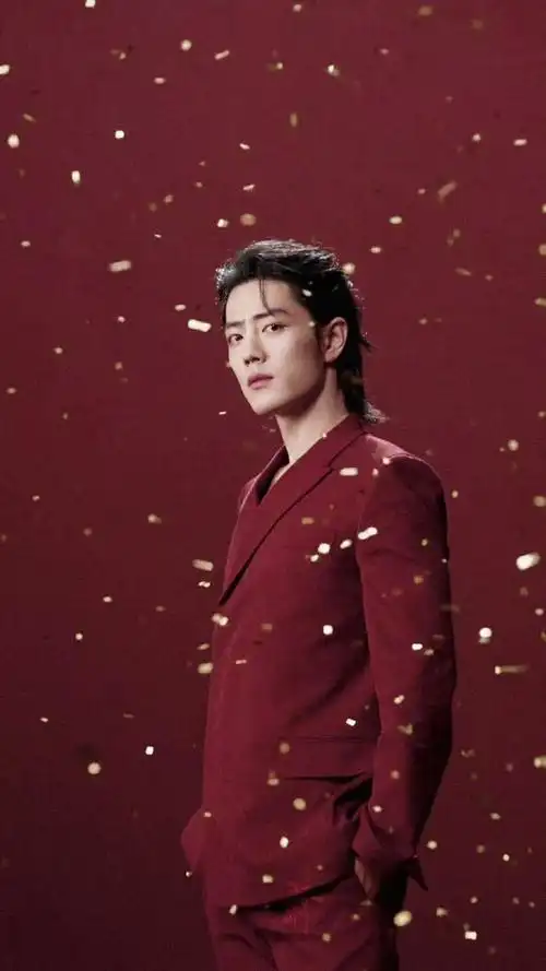 肖战红西装大背头