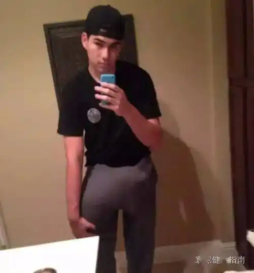 男生怎样自拍显"丁丁大"弱爆了,看看某音上女生直播卖紧身裤,搞笑又上