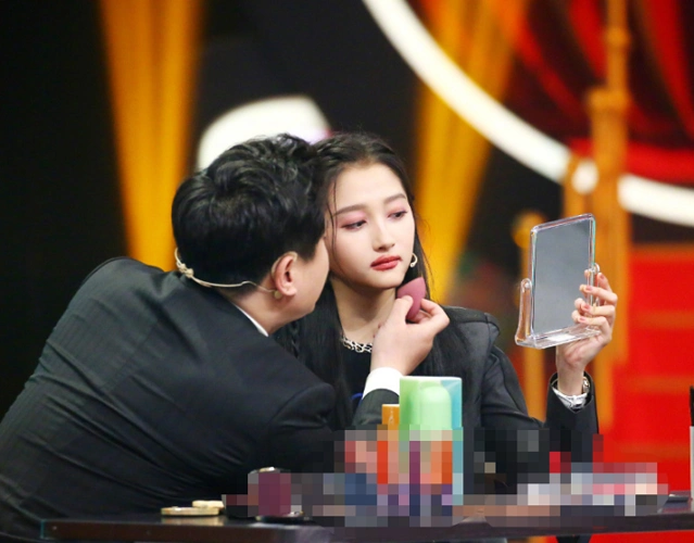 《王牌》沈腾给关晓彤化妆涂成香肠嘴 关晓彤素颜的样子令人羡慕