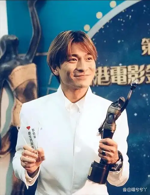 刘德华断崖式哀老,白发苍苍皱纹明显,网友泪目:天王也老了!