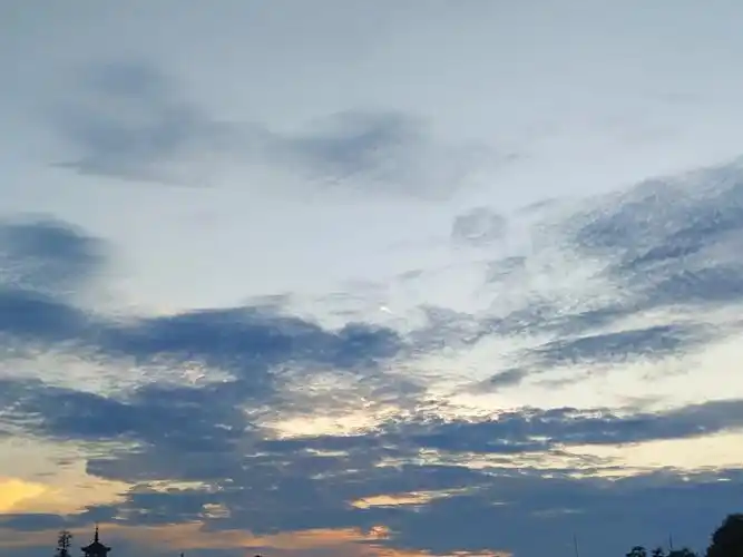 晚饭后适合出来散步,看看傍晚的天空挺好