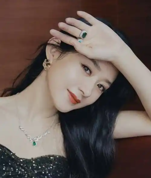 赵丽颖佩戴60万手镯,身穿长裙,性感十足,网友:真是惊艳了时光_颖宝