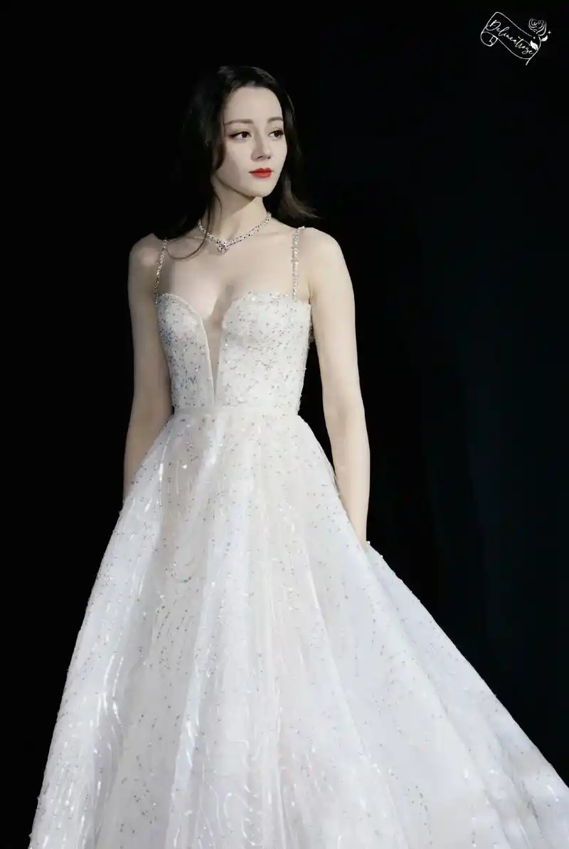 迪丽热巴2019星光大赏活动[亲吻]"翩若惊鸿,婉若游龙"[色]