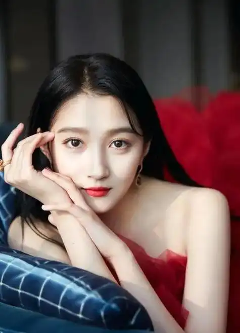 关晓彤参加活动时穿高定礼服被吐槽特别显老网友我觉得好看