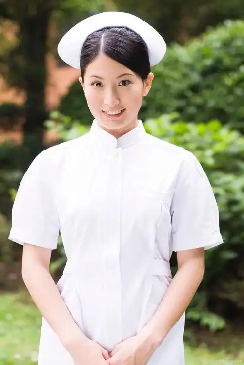 医院方面迅速回应,表示护士着装并不违反规定,专业形象