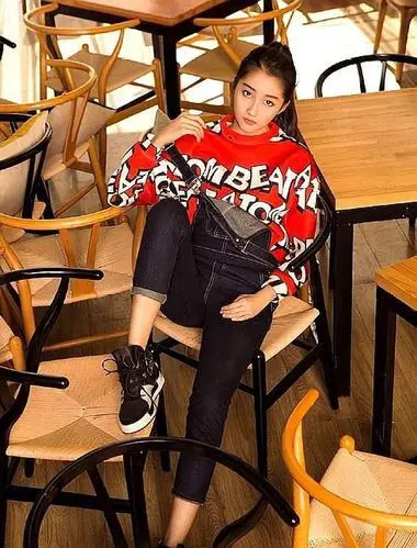 黑色牛仔吊带裤搭配红色的毛衣,关晓彤这样的坐姿霸气侧漏呀