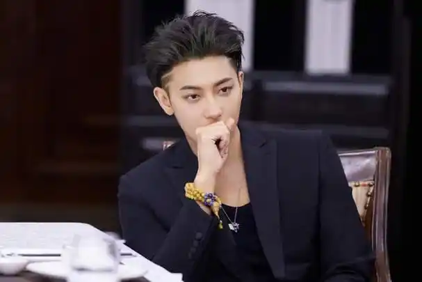 黄子韬自从退出exo后,在"搞笑男"的道路上越走越顺,不管是在影视剧里