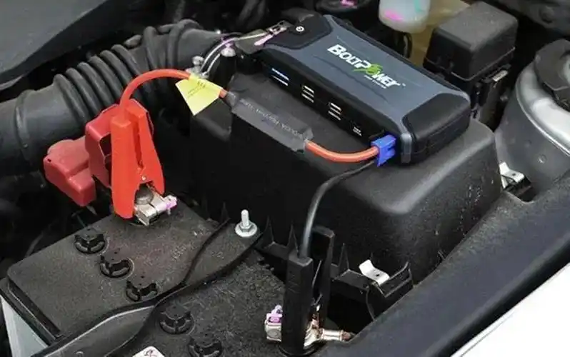 汽车原地怠速能给电瓶充电吗,会伤车吗?