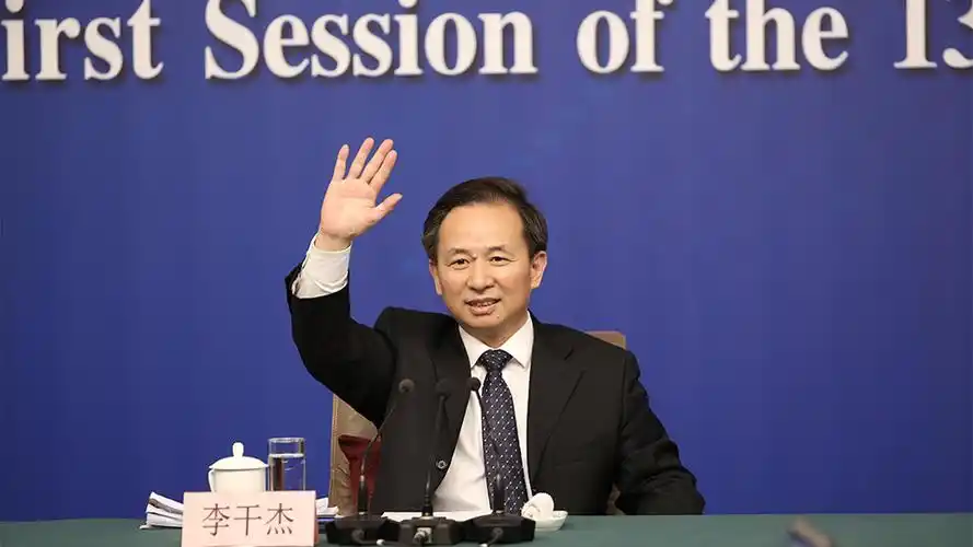 现年57岁的湖南人任山东省委书记,成为目前中国最年轻省委书记,全国"