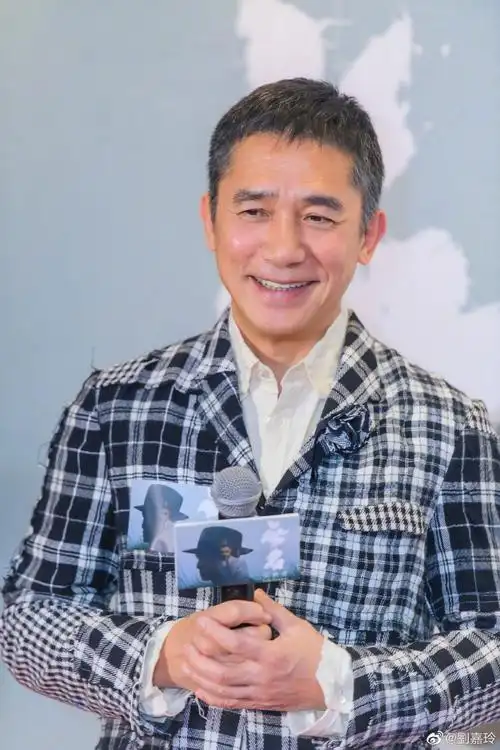 刘嘉玲晒合照为梁朝伟庆61岁生日,结婚十五年无所出,夫妻差距大-腾讯