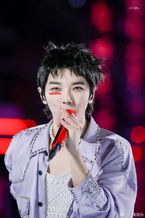 华晨宇戴面具唱歌好稳##华晨宇在开火星演唱会吧