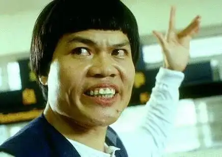 有香港第一男丑角之称的男艺人八两金自曝有三女友同床服侍后人气大增