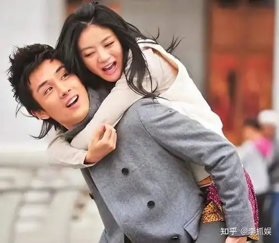 安以轩的前男友们还是比较多的,戚薇的老公李承铉当年就跟安以轩谈过.