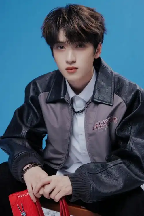 严浩翔微博音乐盛典秋日look