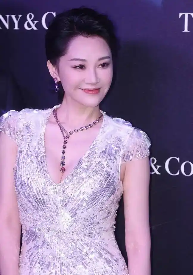 52岁许晴近照穿紧身连衣裙身材火辣半老徐娘装少女