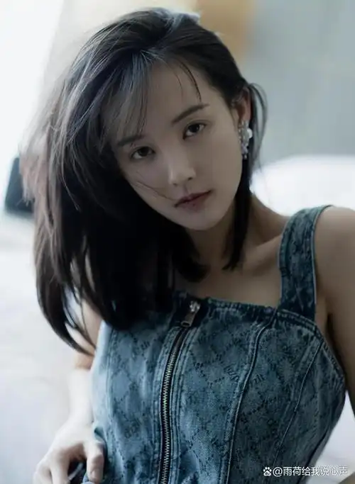 然而,近日李一桐赤脚乘坐飞机的一张照片却在网上引发热议和争议.