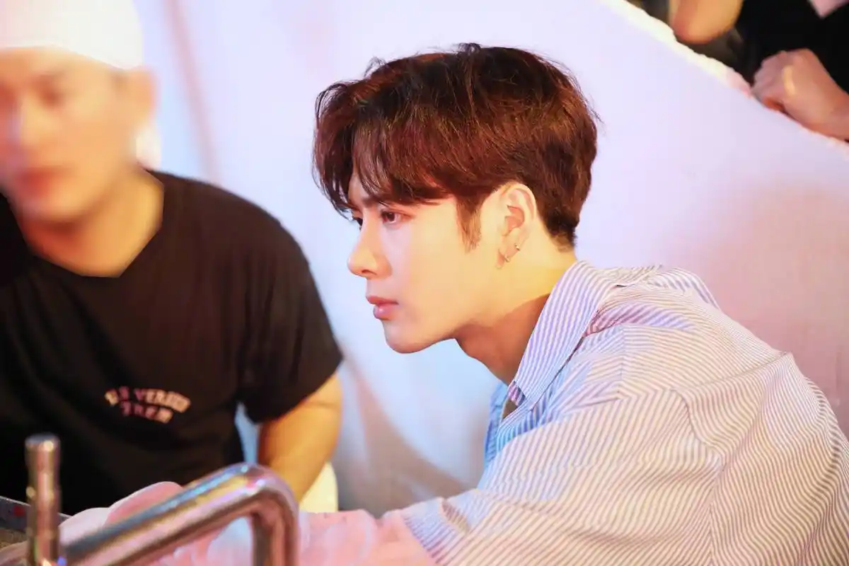 戴帽子的王嘉尔,是大家最熟悉的,这笑容太阳光,眼睛都眯成一条缝,但是