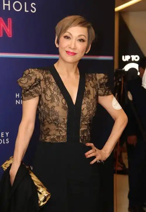 周润发前妻余安安,穿吊带背心秀凹凸感,这身材50后里太少见_时尚_白色