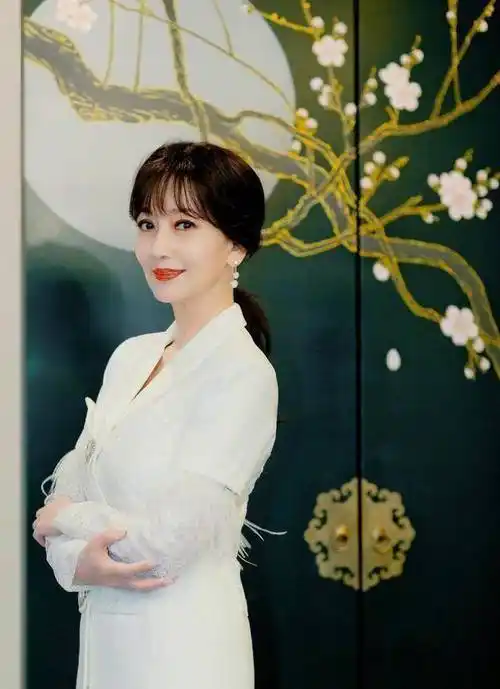 66岁赵雅芝的红娘装真好看穿裙子到老的优雅女性向她看齐