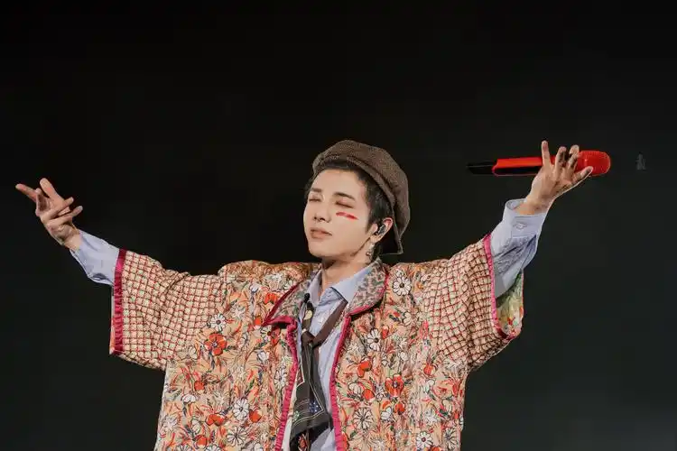 16-2019华晨宇火星演唱会」 "这世界疯狂,没人性,腐败 你都一直清醒