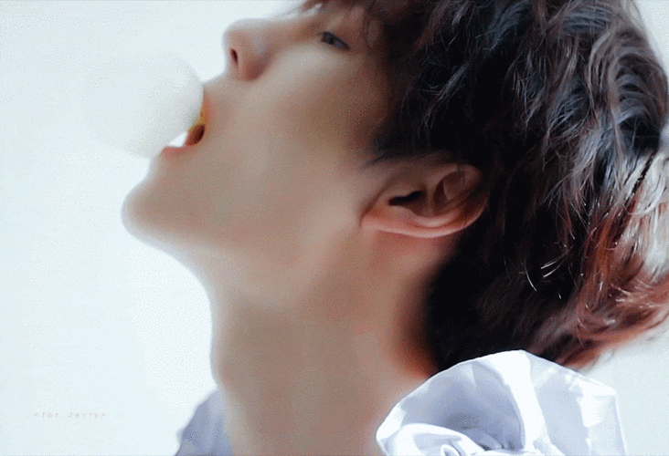 王一博:炫迈口香糖带着酷盖的大摩托来了,期待3/14官宣代言人!