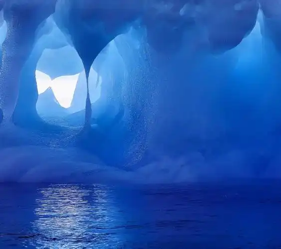 清凉一夏:全图以蓝色为基调,深浅交错,简单而又不显单调,蓝色给人梦幻