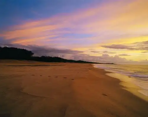 傍晚天空下的美丽海滩