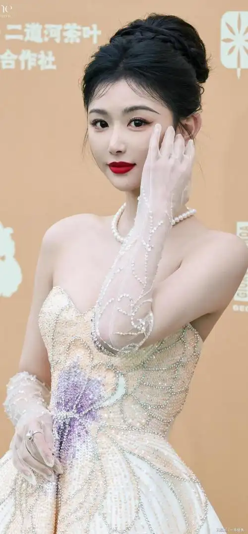 虽说孔雪儿长相漂亮面容精致,但已快30岁的她仍需在艺路上加紧沉淀,把