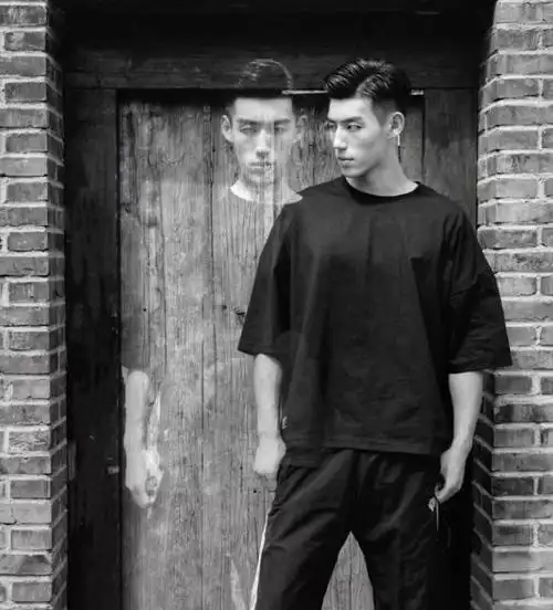 像金淦这种天生模特脸的男孩,让他随便去台上走几步,就能拉高整个模特