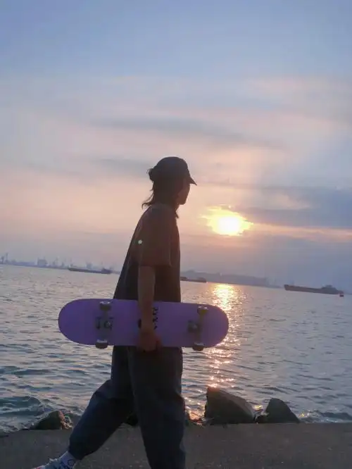 长发男生滑板少年