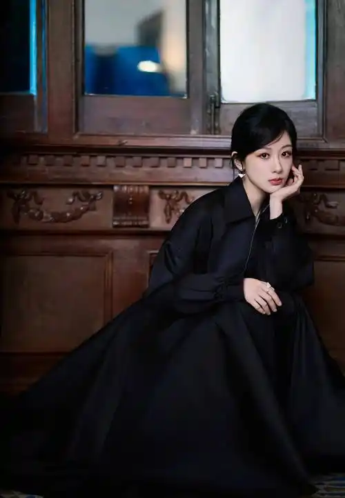 杨紫最新写真来袭,复古背景黑色套装充满神秘感_时尚_时光_传承